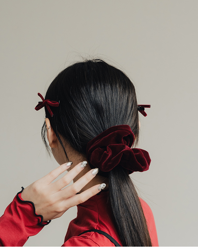 Matte velvet design scrunchie, available in three colors.【07090421】in stock+pre-order