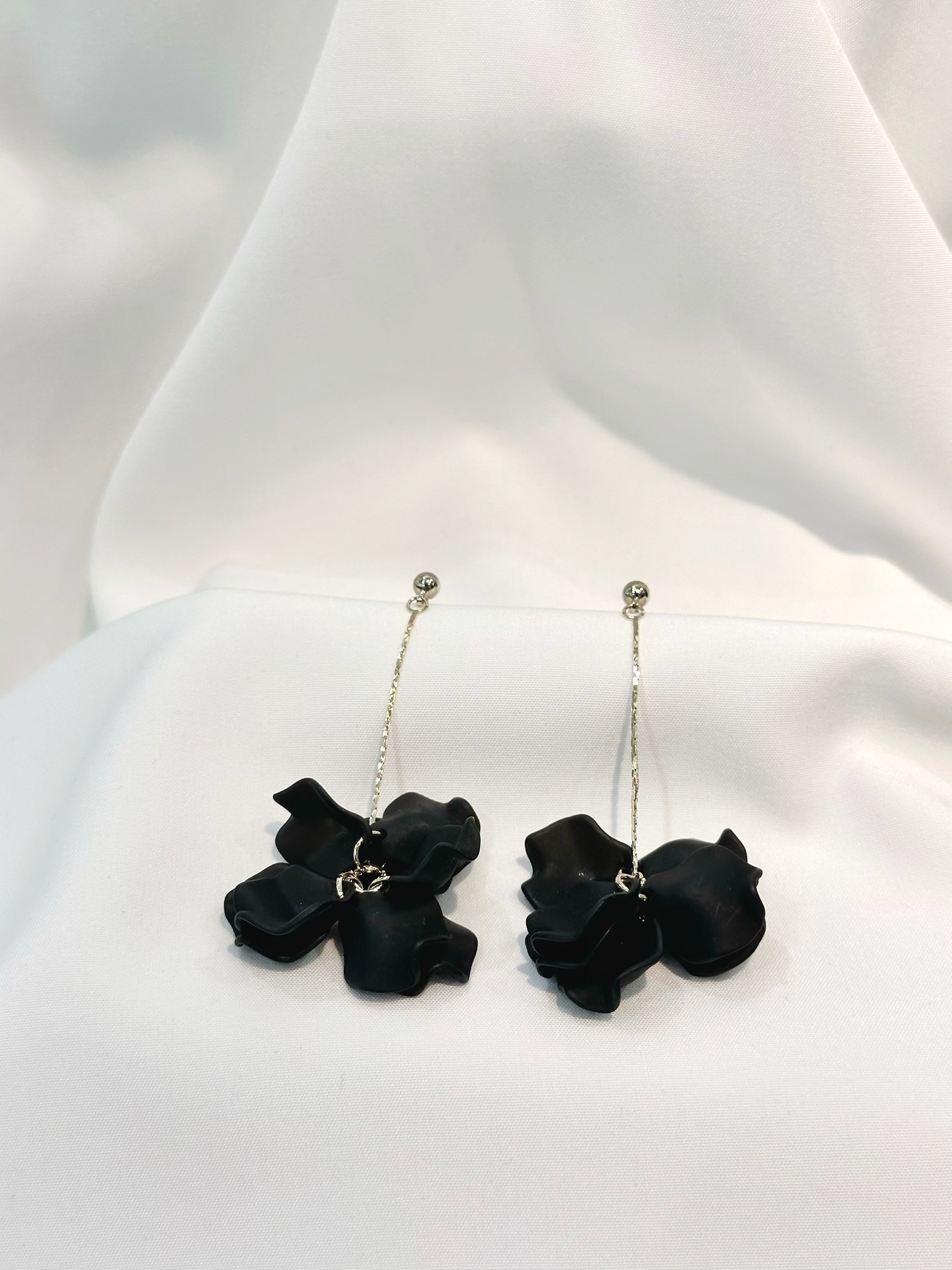 細絲黑花瓣長垂墜耳環