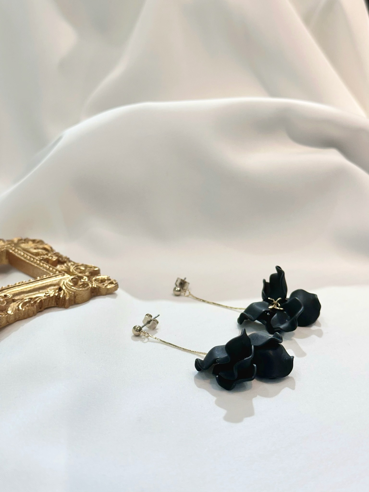 細絲黑花瓣長垂墜耳環
