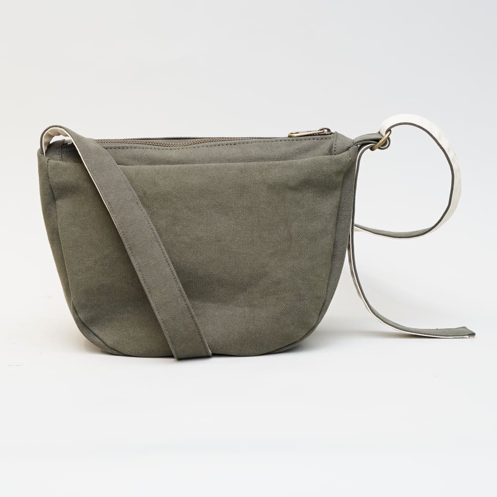 【新上市】盈月  斜背帆布包 軍綠