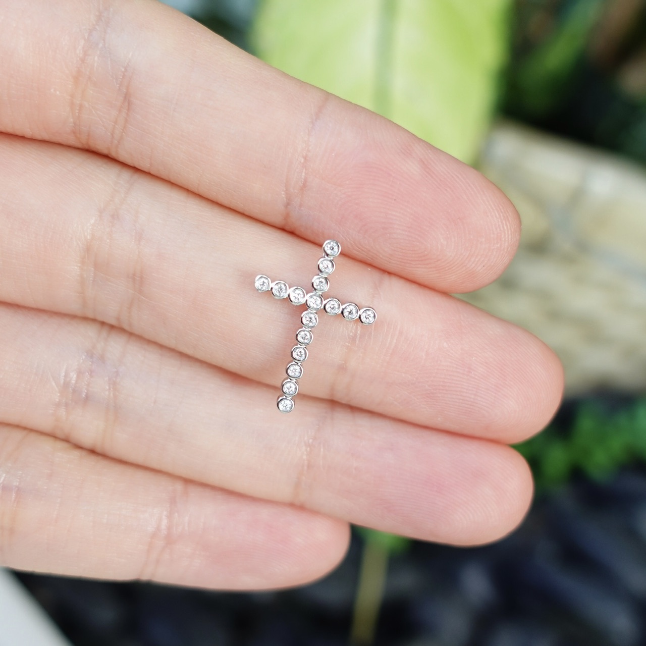 18K金鑽石吊墜 - 復古十字架