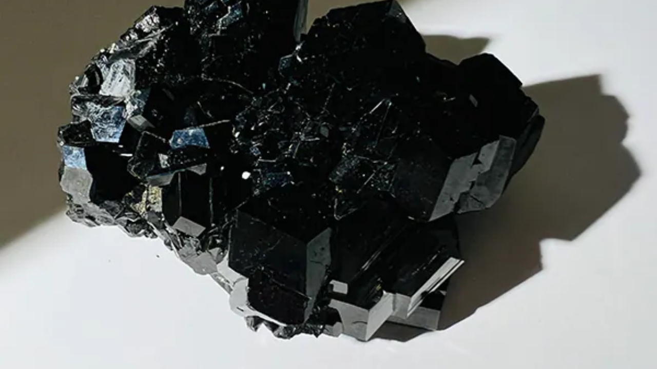 黑碧璽功效全解析：掌握3大用法，帶你遠離負能量與情緒內耗！