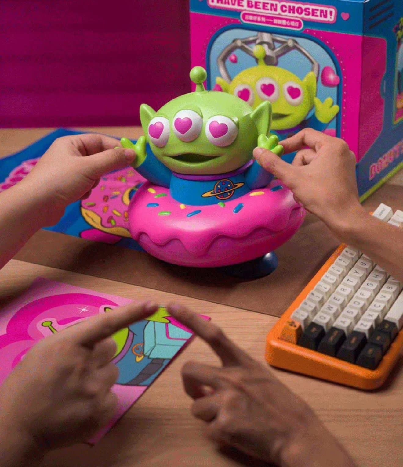 預購 迪士尼正版 玩具總動員 三眼怪 甜甜圈 互動燈