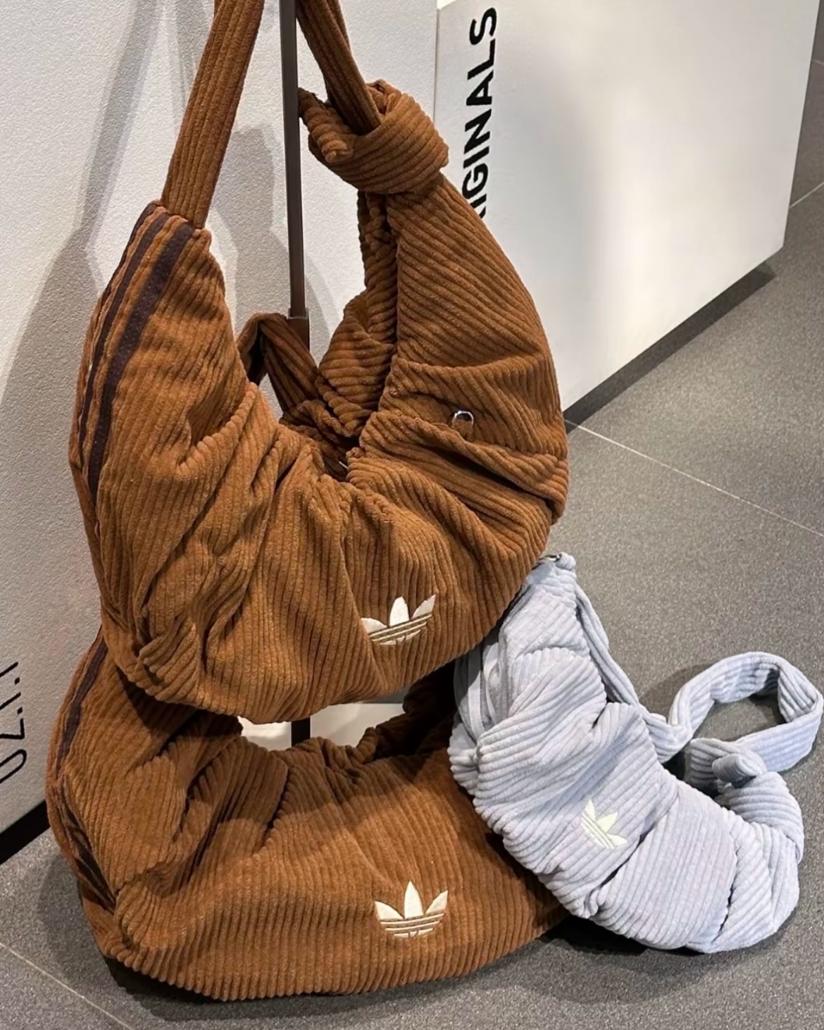 (預訂) Adidas 燈芯絨雲朵包