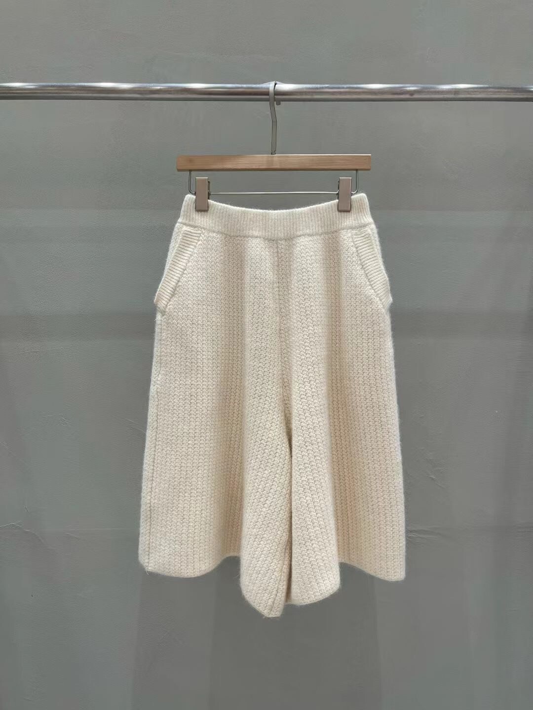 鬆緊腰灰白色系羊毛針織七分褲-F / 2色