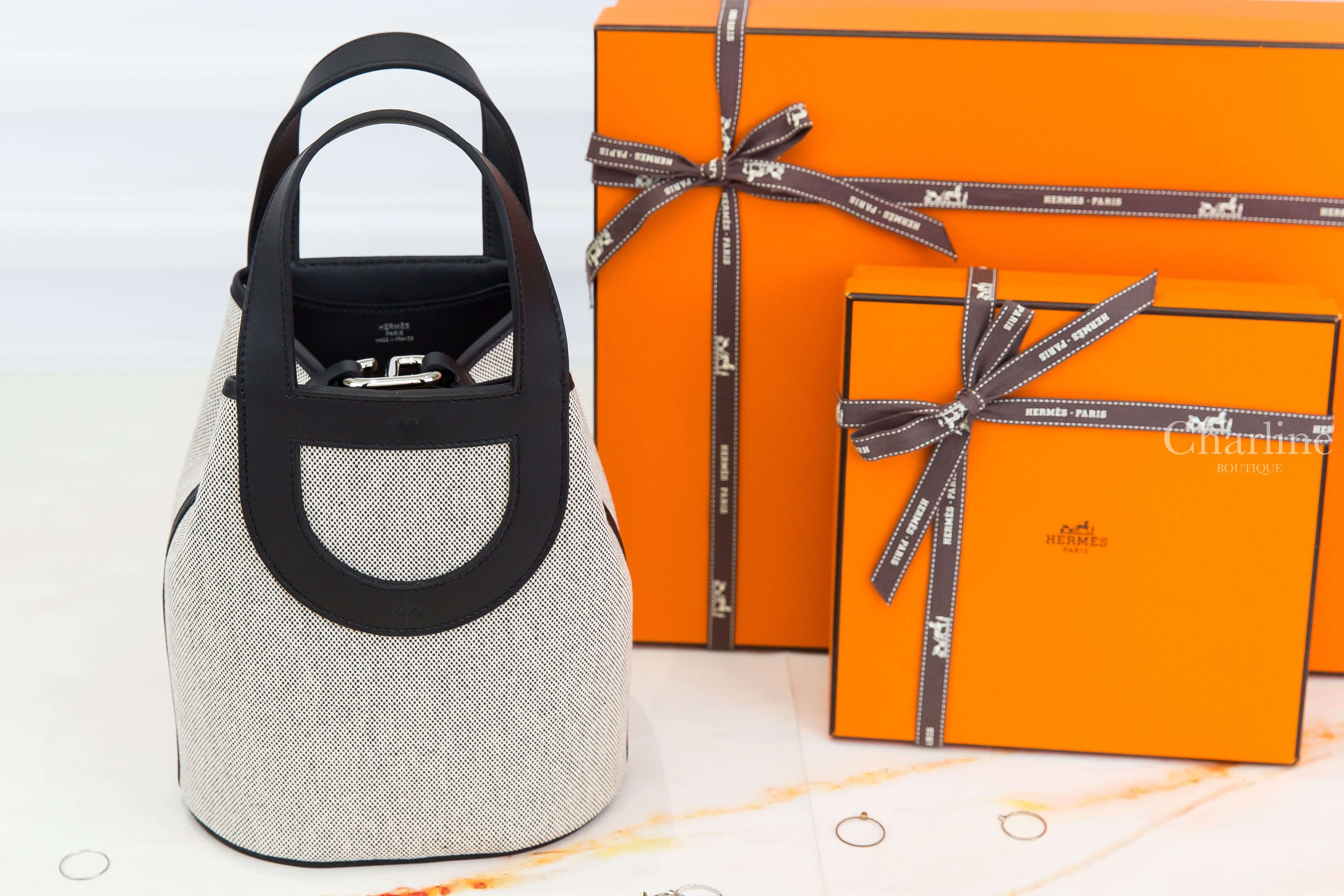 Hermès In The Loop 18cm Tolie H / Veau Swift AB Ecru-Noir 米灰色帆布拼黑色皮革銀釦小型提把水桶包-Charline Boutique 精品代購