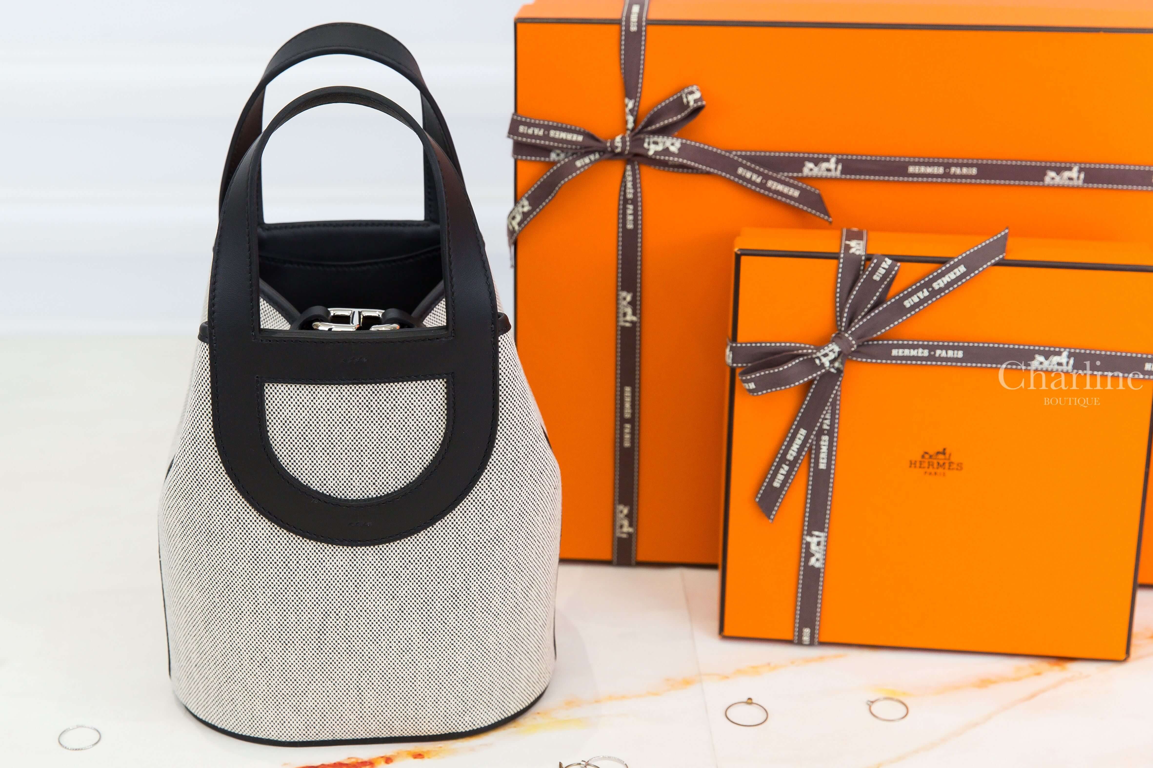 Hermès In The Loop 18cm Tolie H / Veau Swift AB Ecru-Noir 米灰色帆布拼黑色皮革銀釦小型提把水桶包-Charline Boutique 精品代購