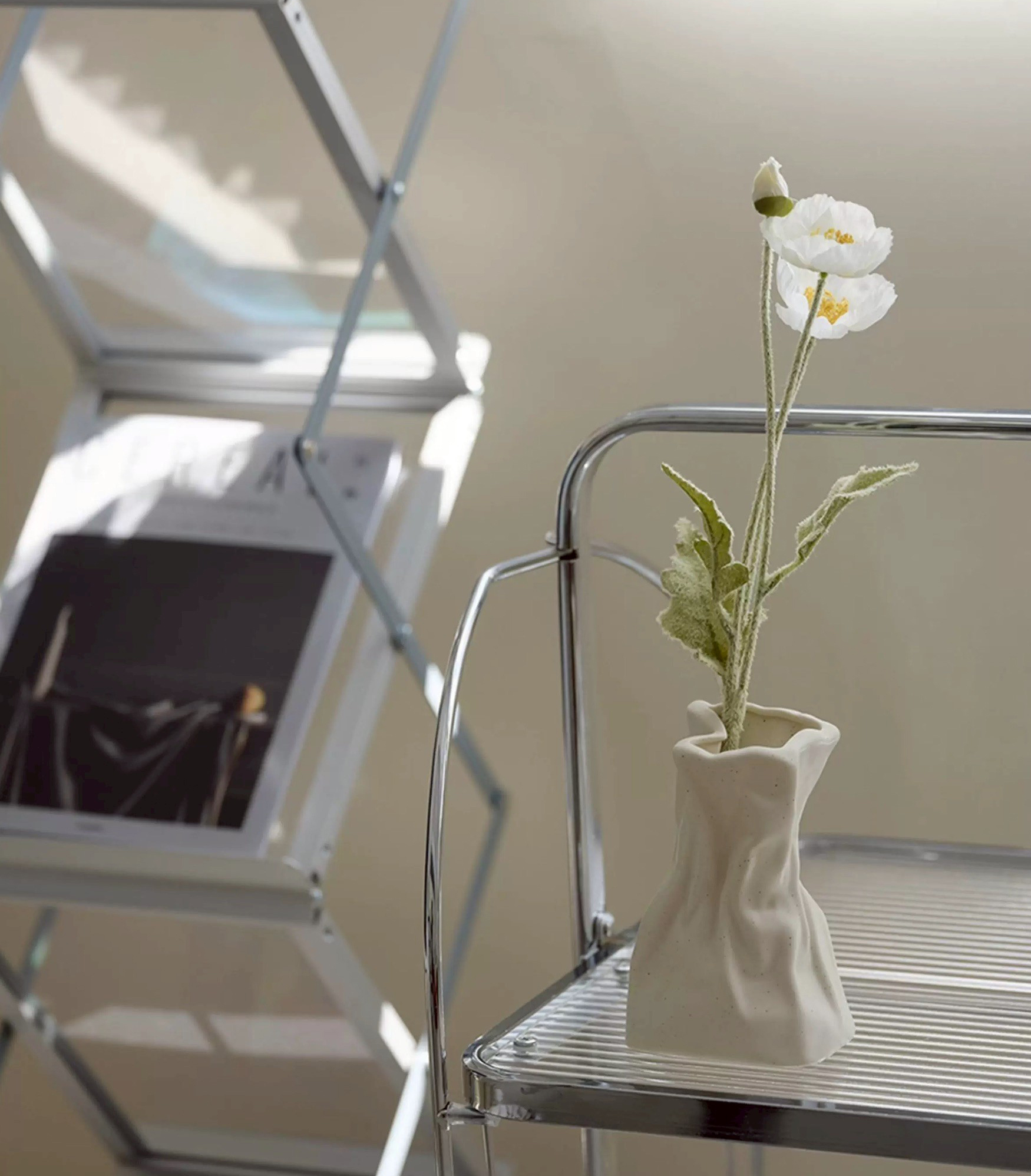 奶油白手抓感紙袋造型陶瓷花瓶擺件