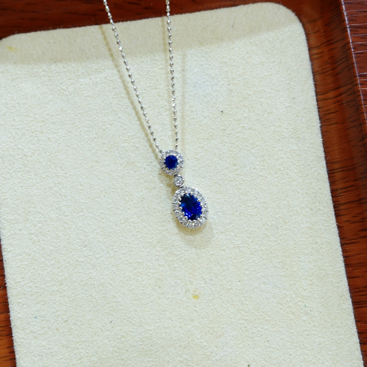 18K金藍寶石鑽石吊墜-圓形及橢圓形切割