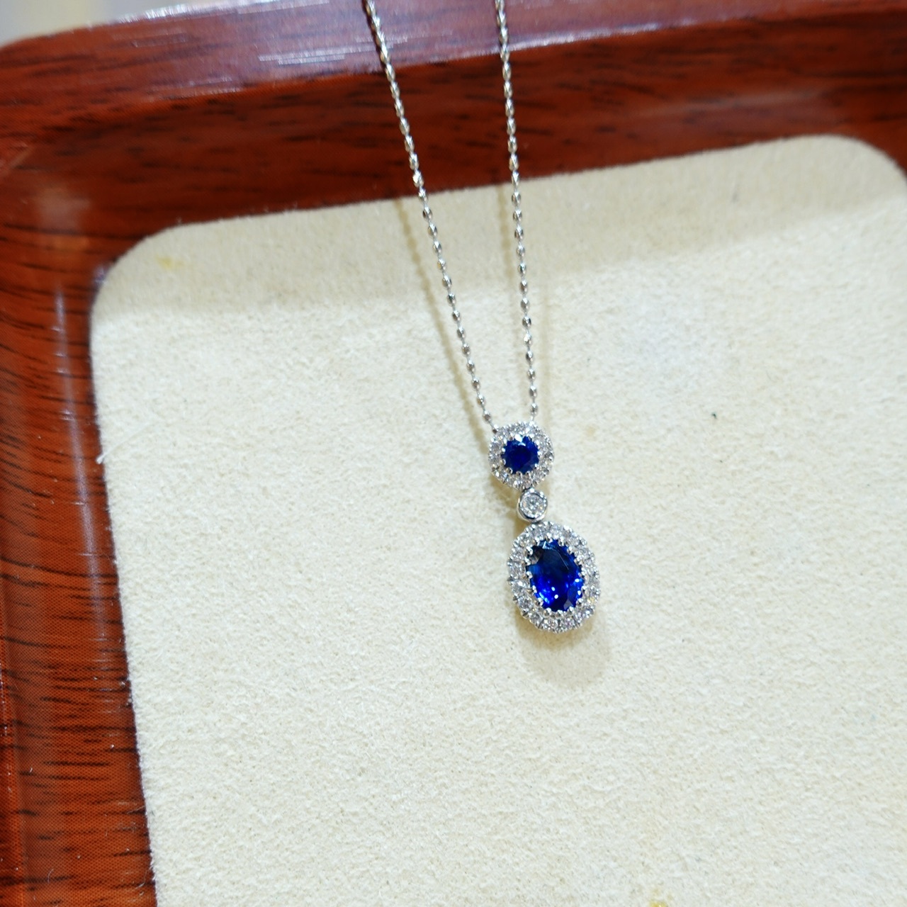 18K金藍寶石鑽石吊墜-圓形及橢圓形切割