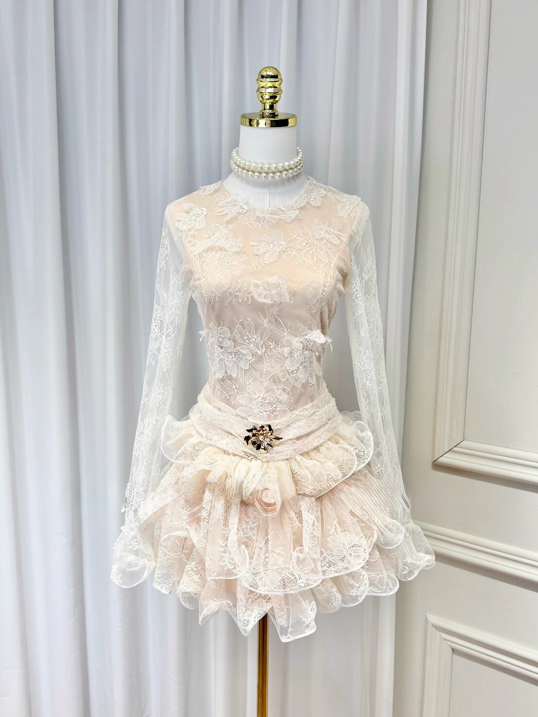 滿版蕾絲透視感後拉鏈立體剪裁花朵洋裝