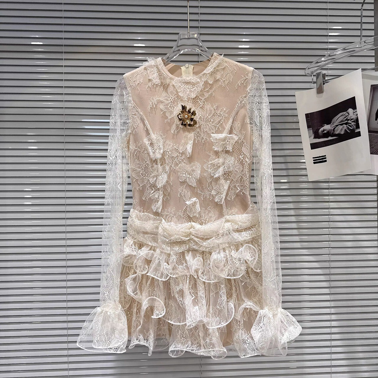 滿版蕾絲透視感後拉鏈立體剪裁花朵洋裝