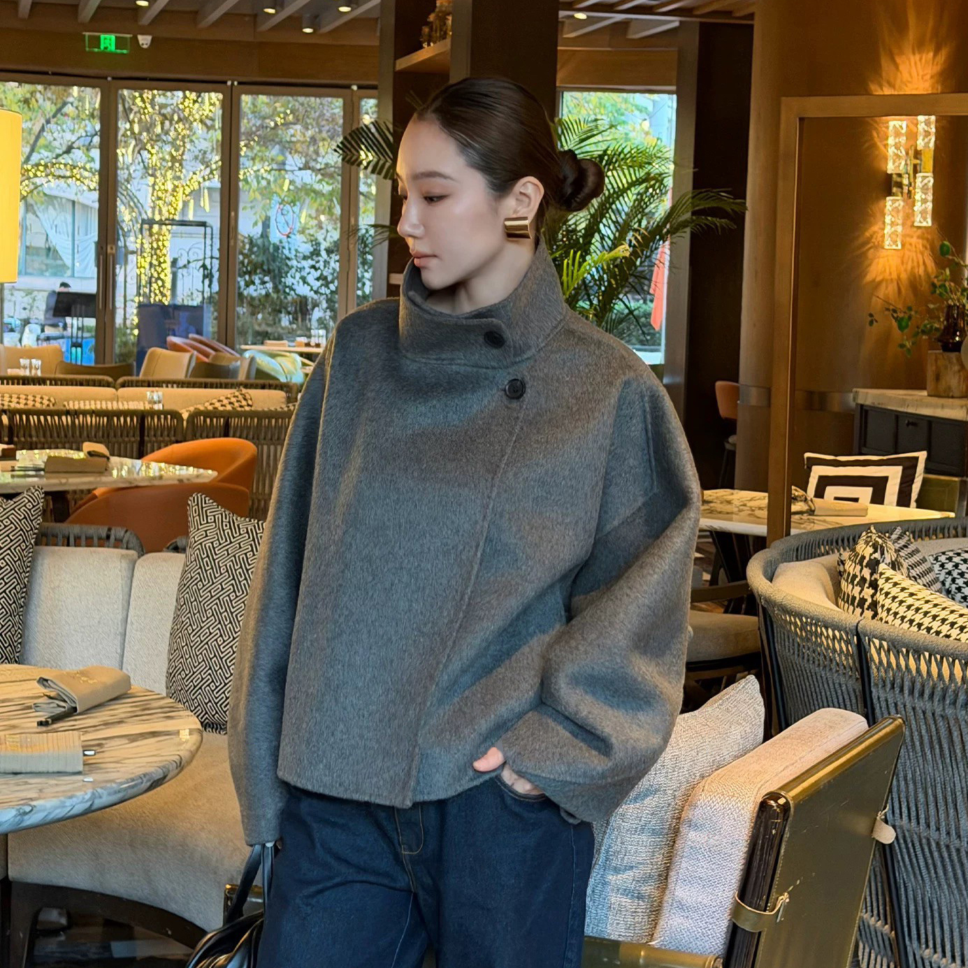 質感灰立領排釦造型寬鬆感短版大衣外套-S-L (Elegant & Love)