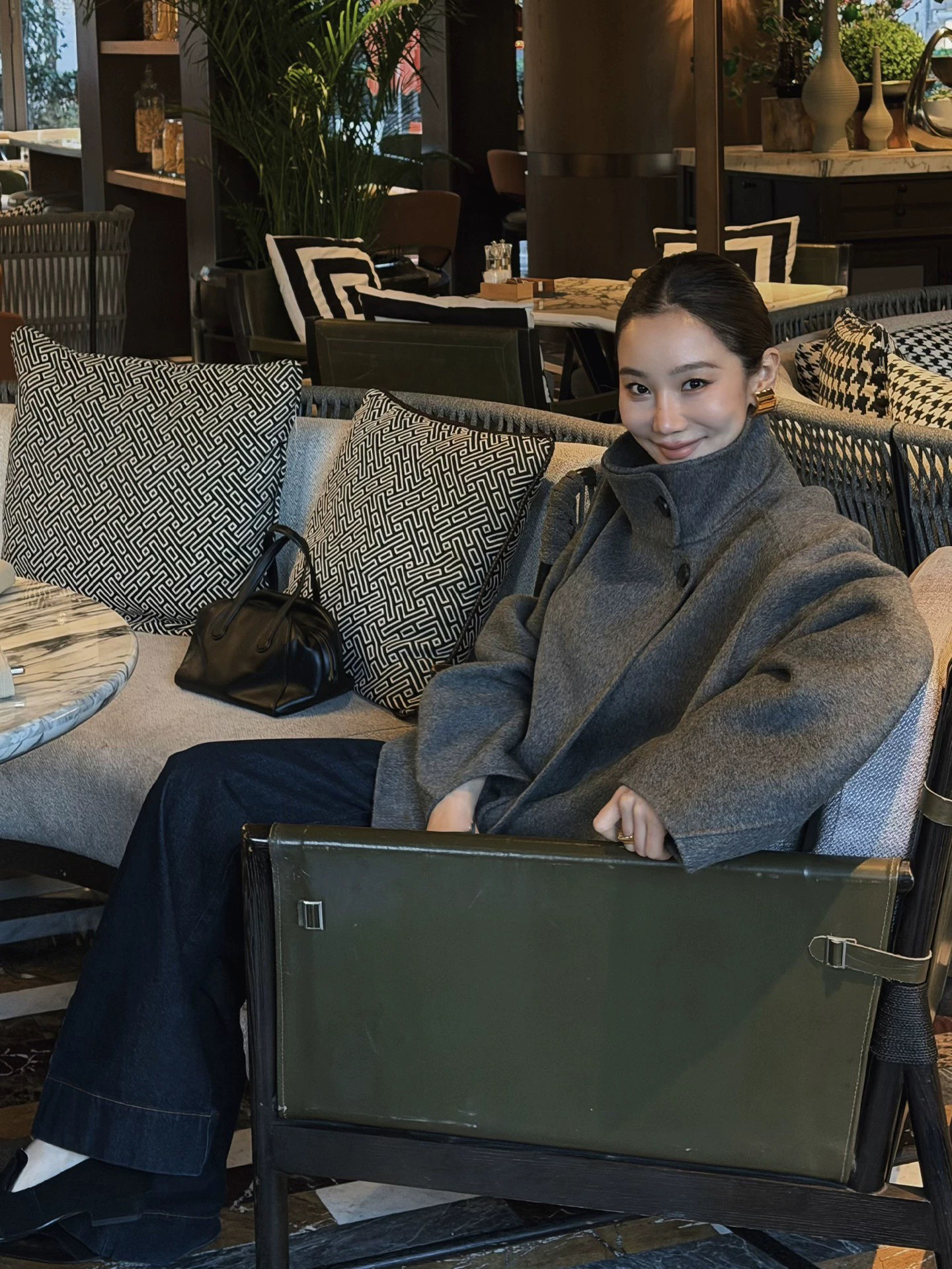 質感灰立領排釦造型寬鬆感短版大衣外套-S-L (Elegant & Love)