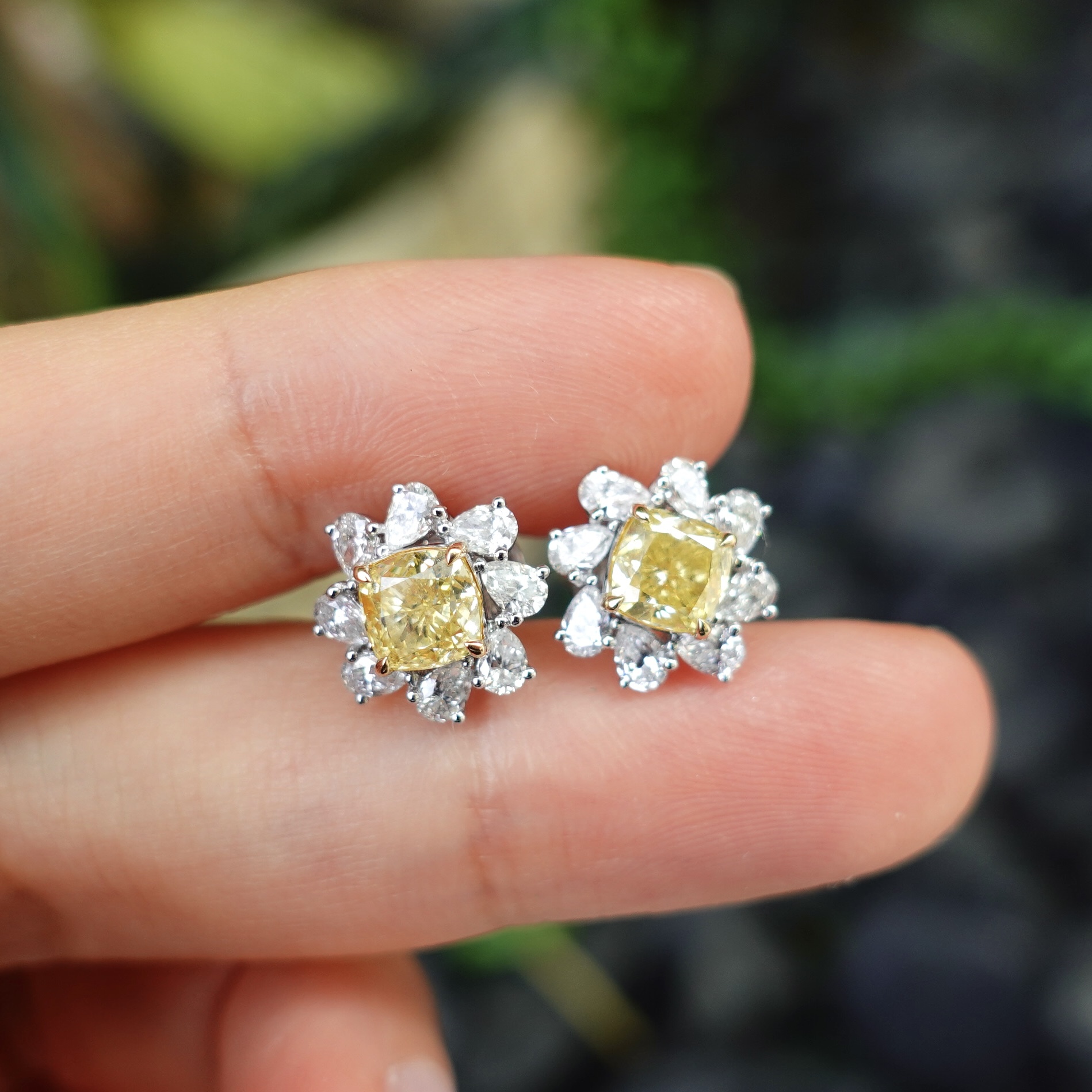 18K金天然彩黃鑽耳釘 - 太陽花 (配GIA證書)