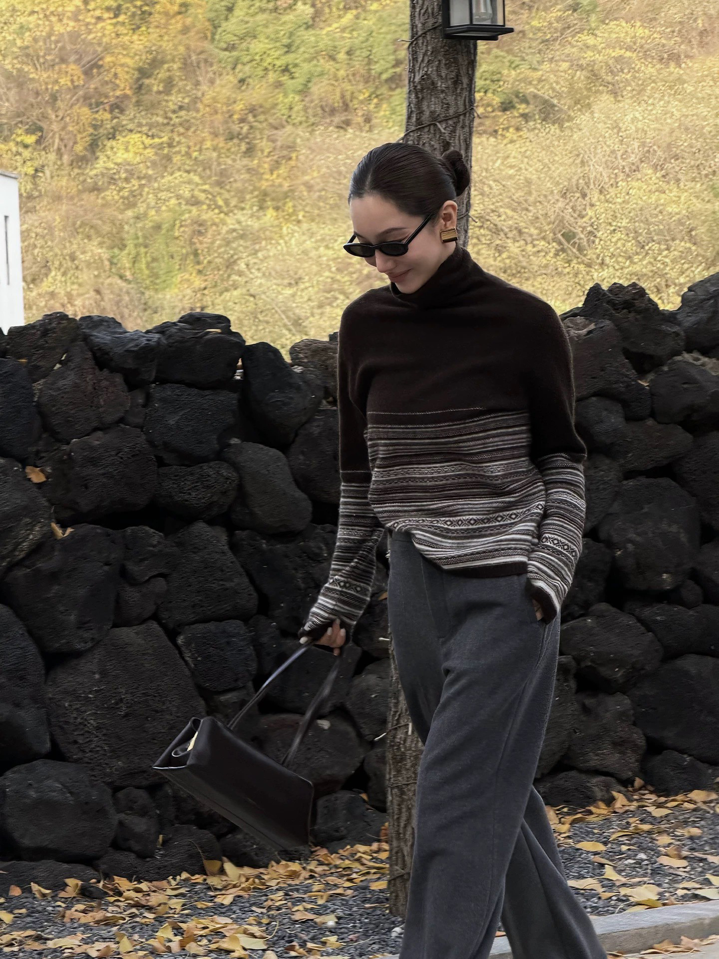 巧克力色系下擺配色橫條紋高領針織毛衣-S-L (Elegant & Love)