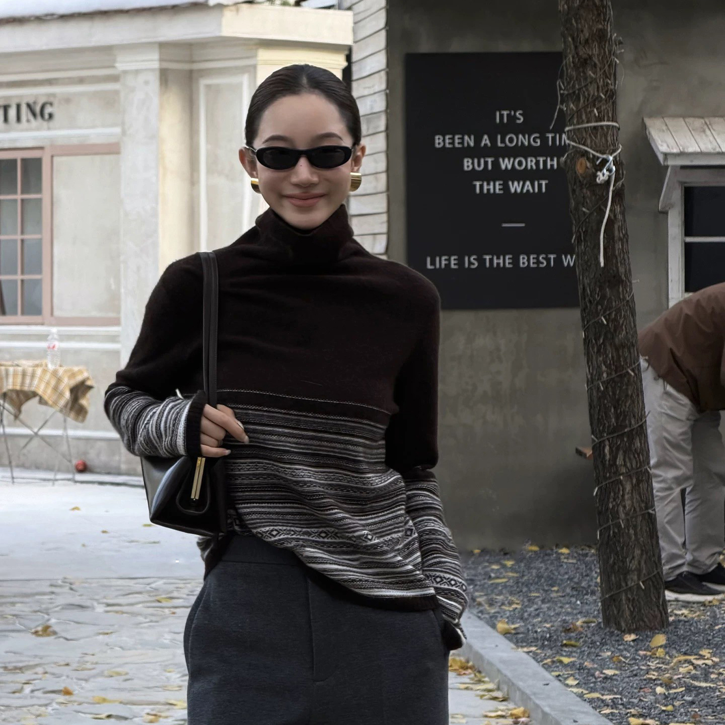 巧克力色系下擺配色橫條紋高領針織毛衣-S-L (Elegant & Love)