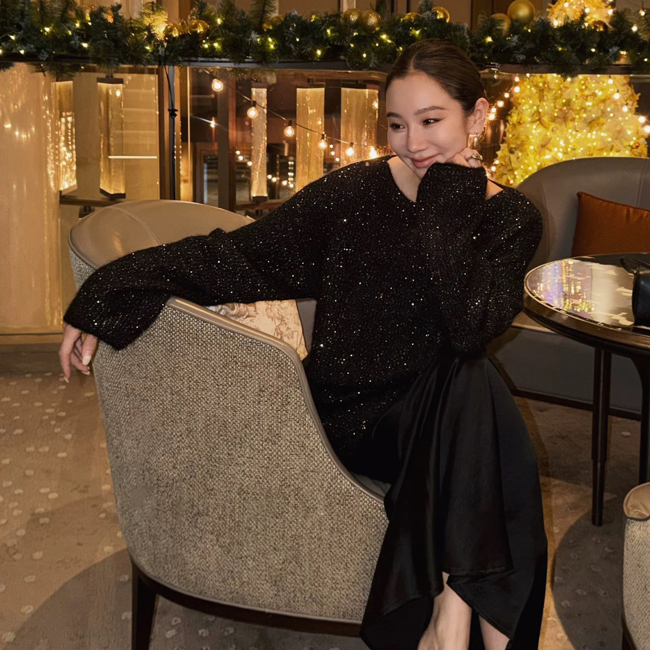 經典黑閃閃亮片圓領針織上衣毛衣-S-L (Elegant & Love)