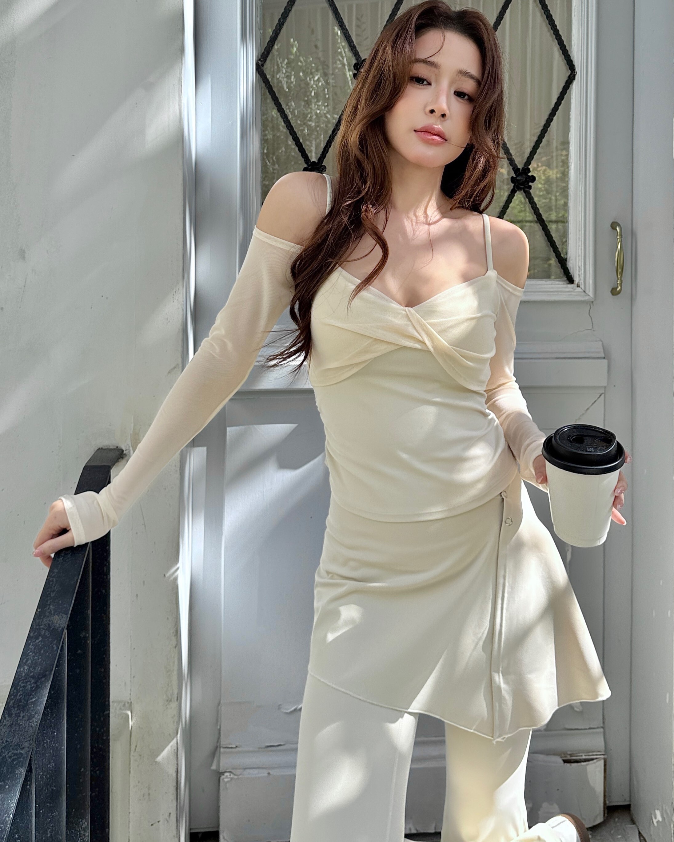 FLOAT 輕透網紗吊帶上衣-奶白