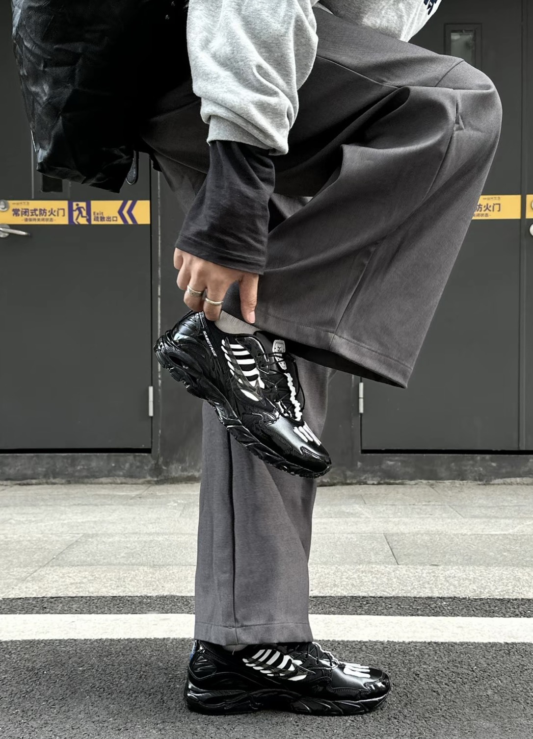 SBTG x Mizuno Wave Rider 10 設計師聯名款 低幫跑鞋 男女同款 黑色 D1GD252601