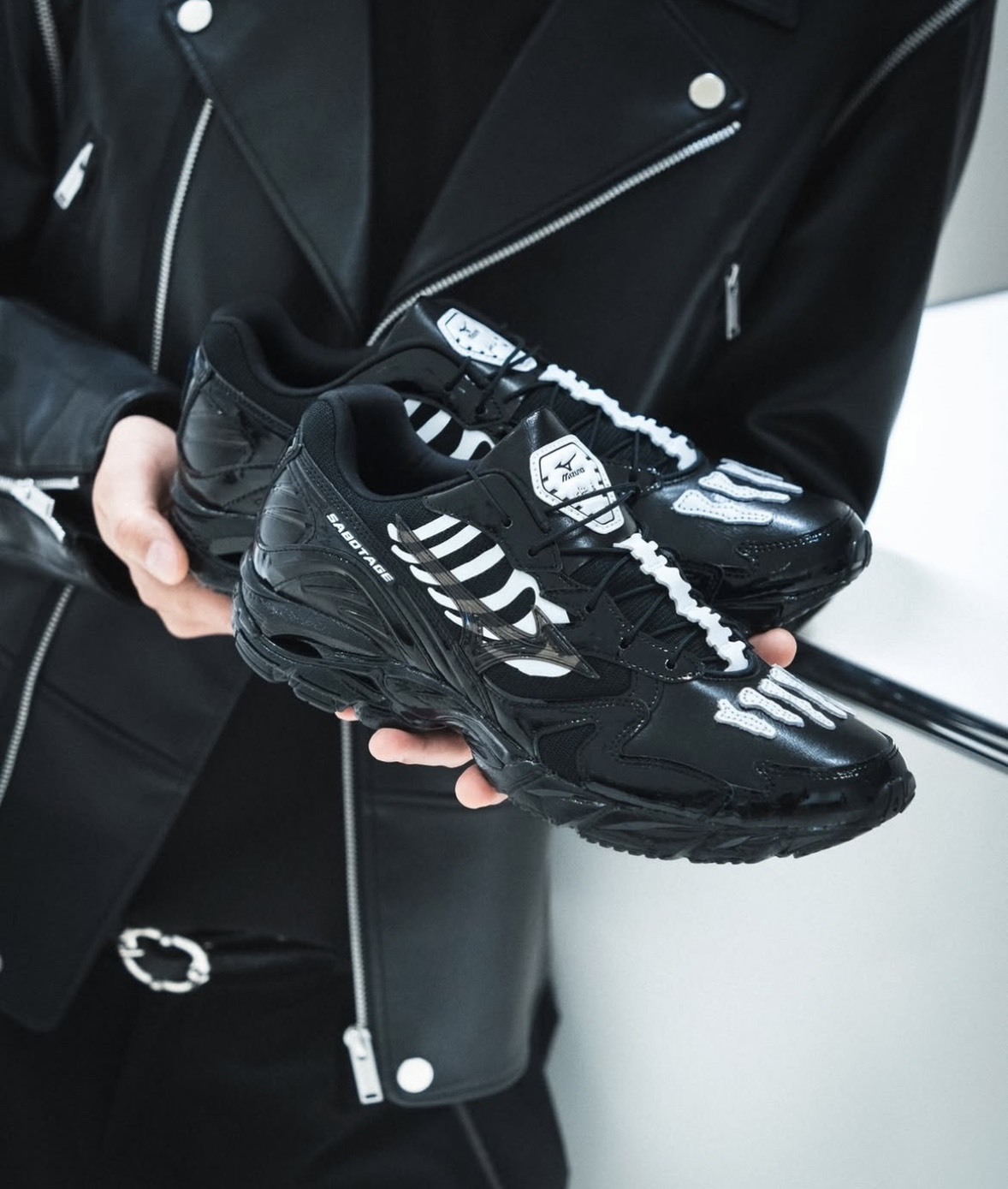 SBTG x Mizuno Wave Rider 10 設計師聯名款 低幫跑鞋 男女同款 黑色 D1GD252601