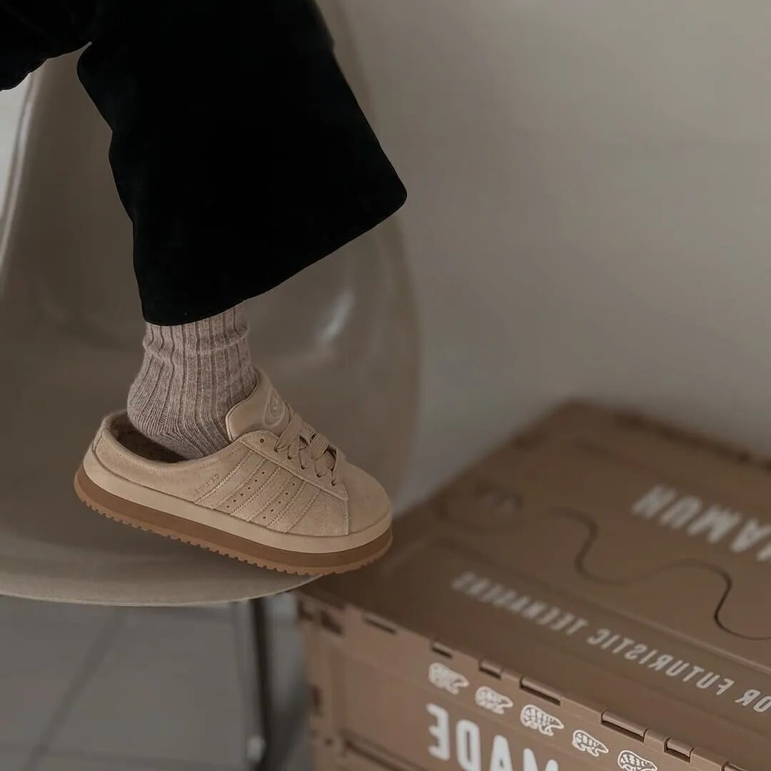 ADIDAS 毛毛拖鞋 穆勒鞋 保暖 奶茶色 大地色 焦糖底 麂皮 厚底 JR3732