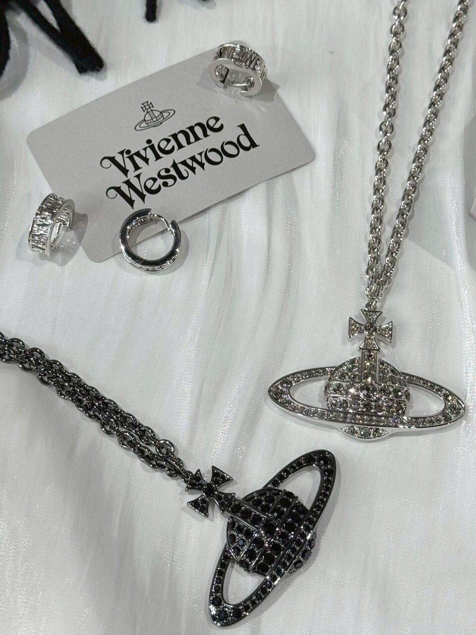 Vivienne Westwood 缺貨款 大顆帶鑽土星Logo項鍊