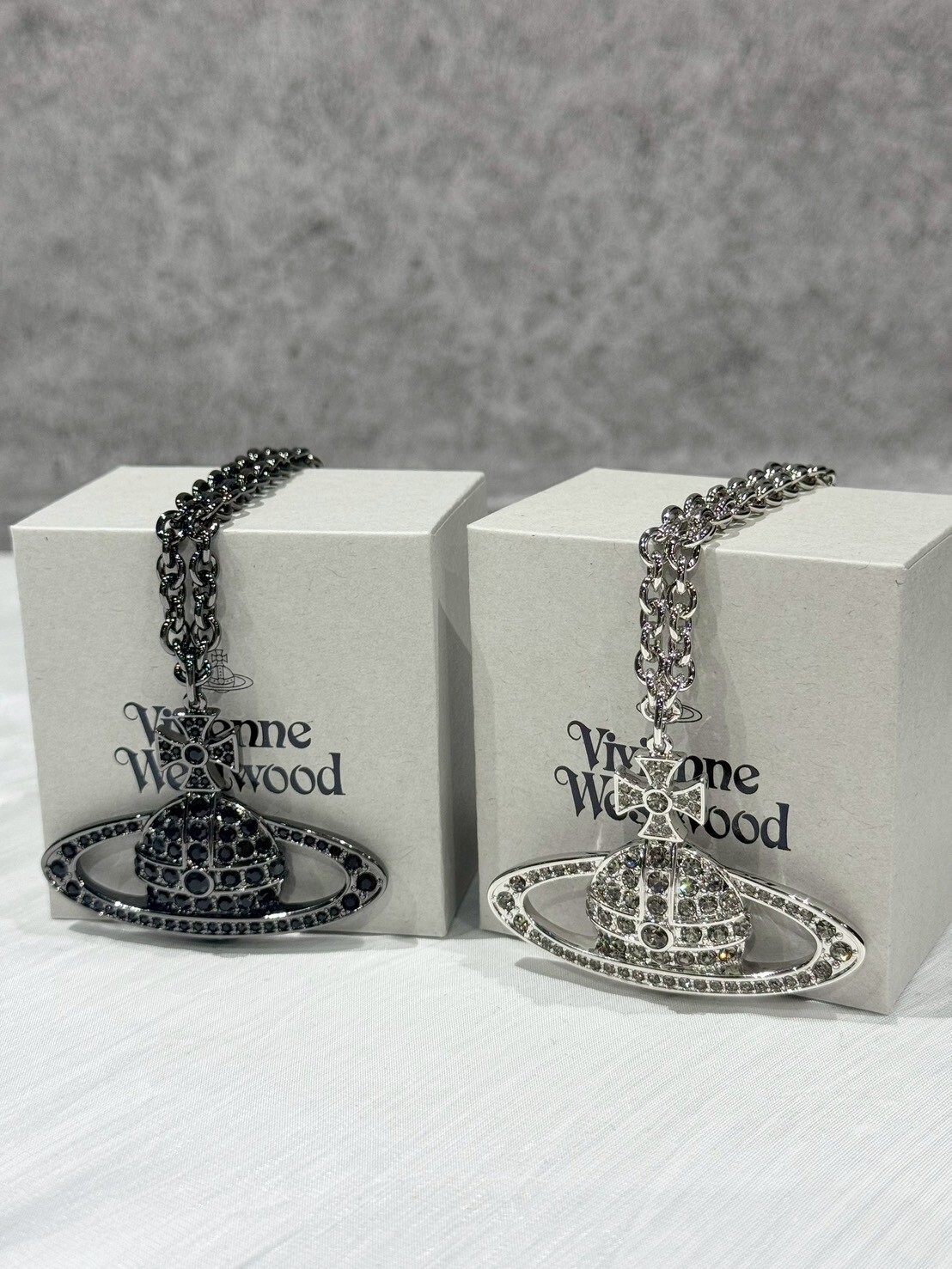 Vivienne Westwood 缺貨款 大顆帶鑽土星Logo項鍊