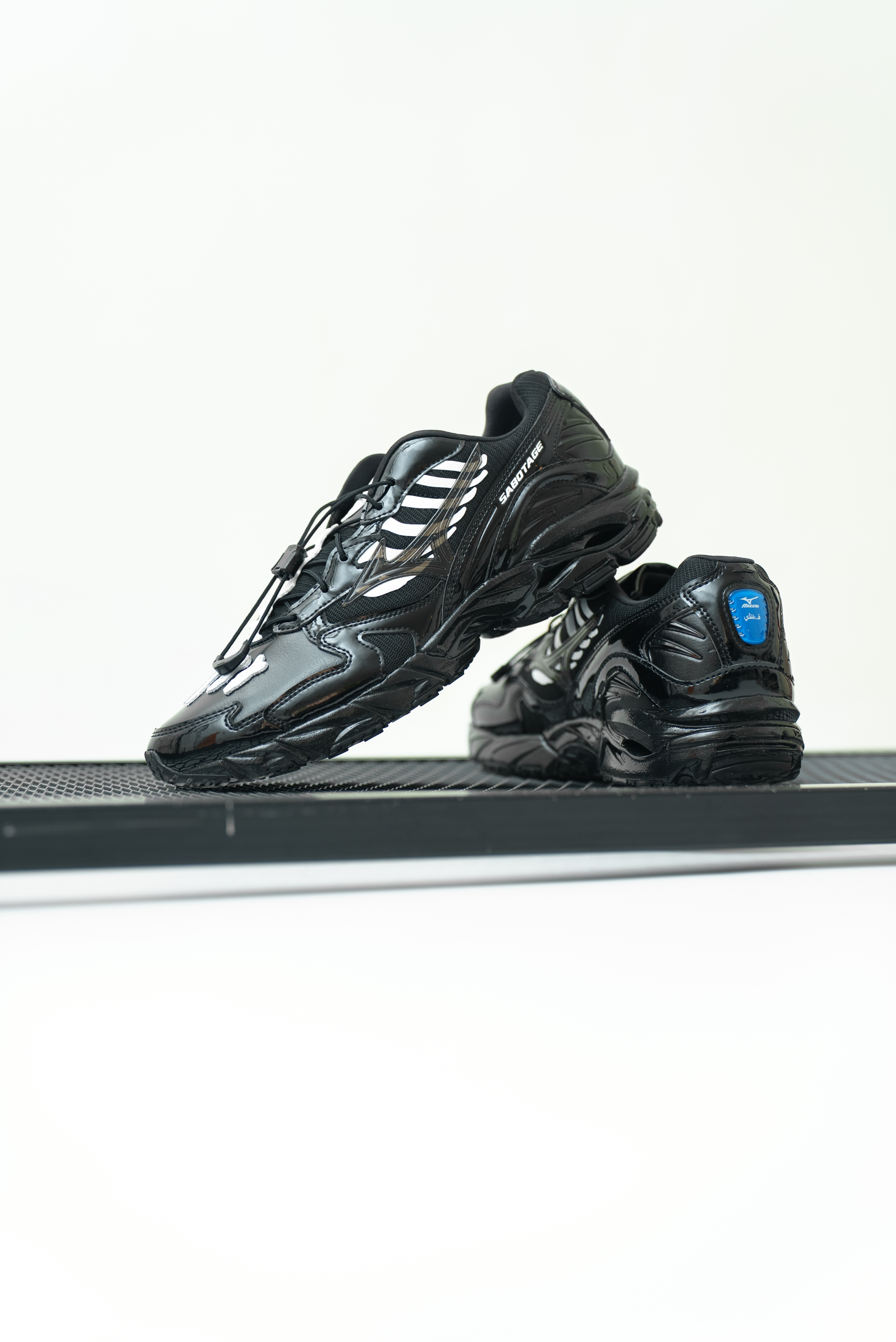 【Focus Store】預購 Mizuno Wave Rider 10 x Sabotage (SBTG) 黑白 外骨骼 美津濃 D1GD252601
