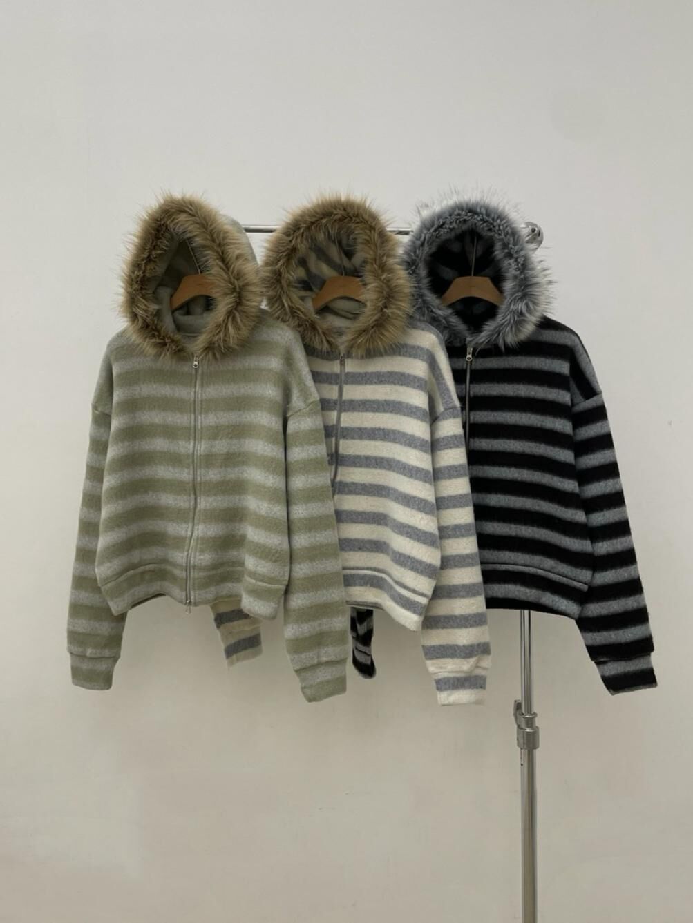 毛毛帽橫間拉鍊外套 EASY-093JK