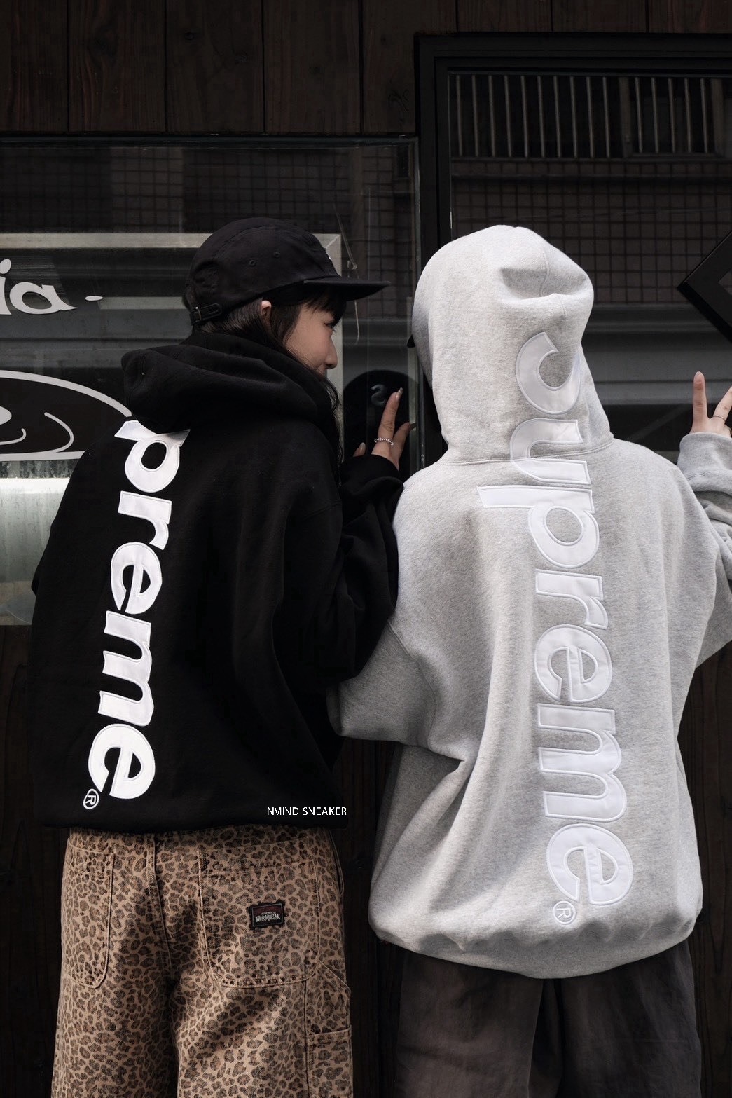 SUPREME SATIN APPLIQUE HOODED SWEATSHIRT 背後 LOGO 帽Ｔ