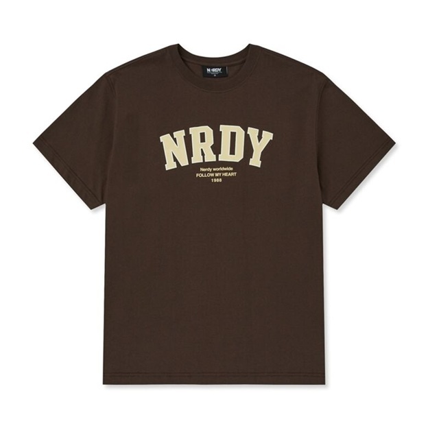 [K] NERDY ARCH LOGO S/S T-SHIRT_BROWN, PNEU25ST1941 (KN78)
