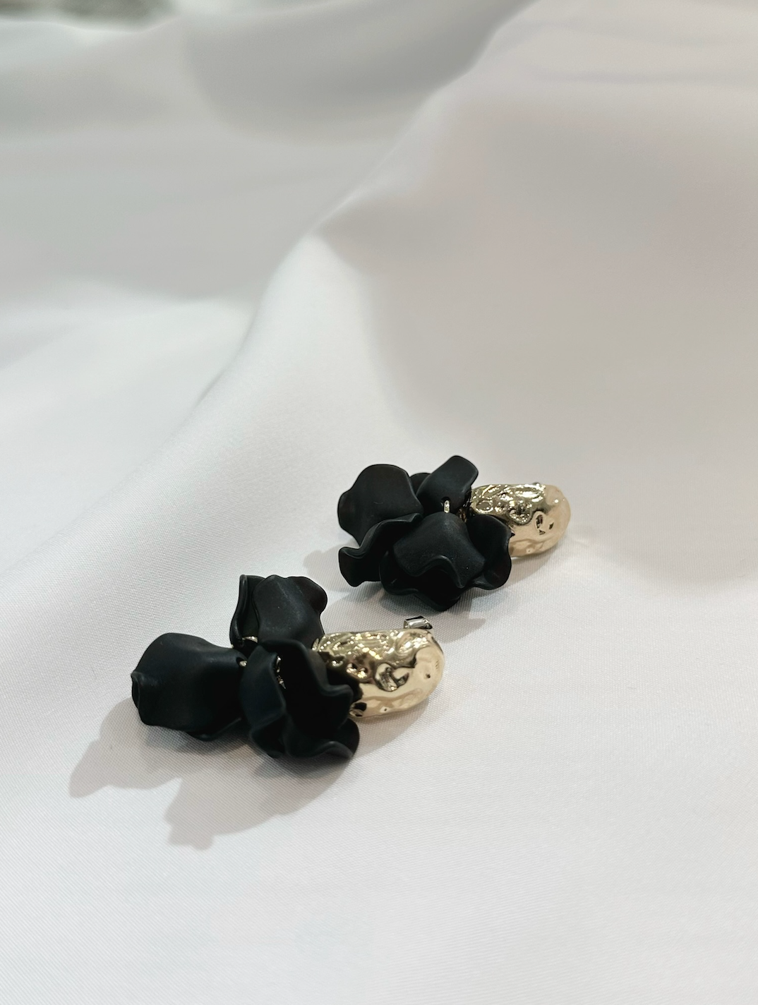 輕奢金屬黑花瓣垂墜耳環