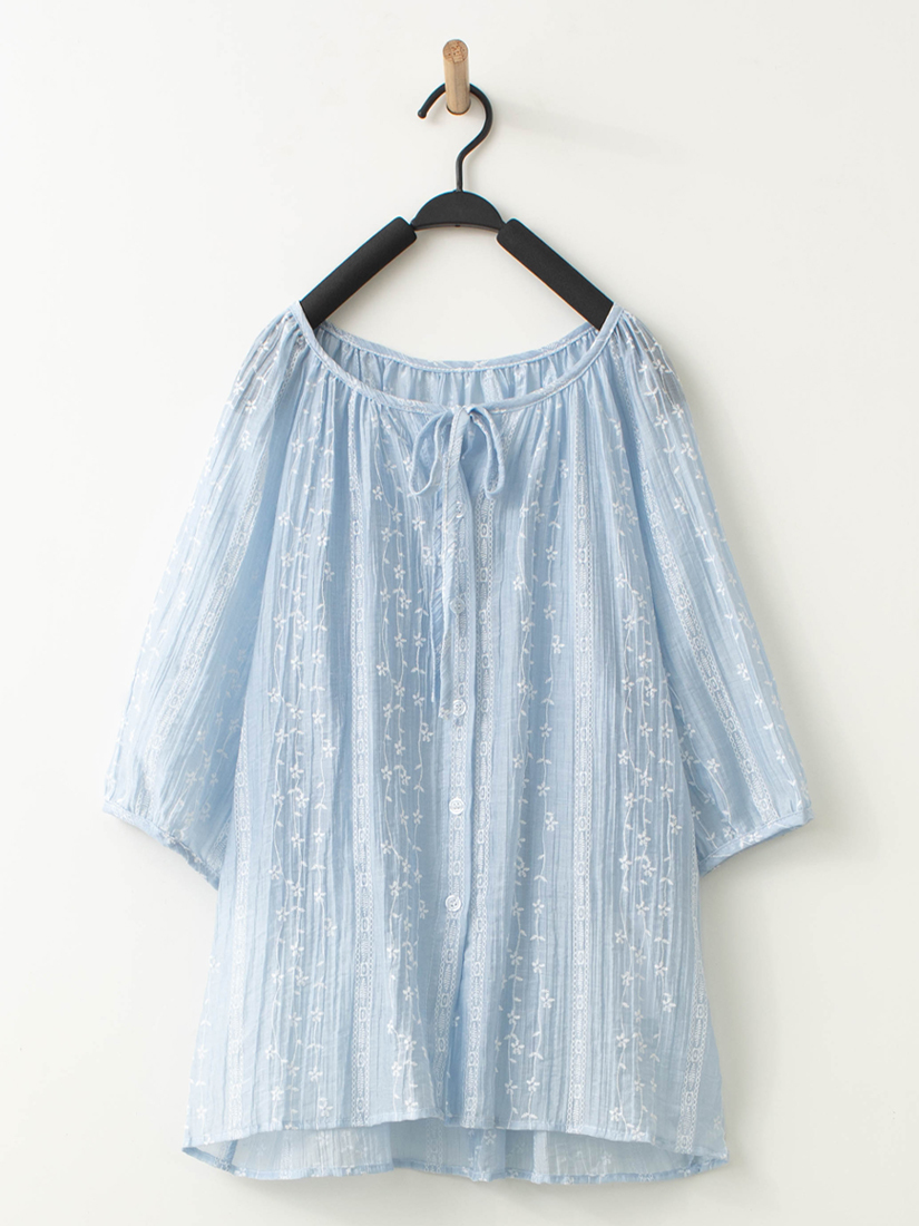 微光澤透膚繡花領口綁帶上衣