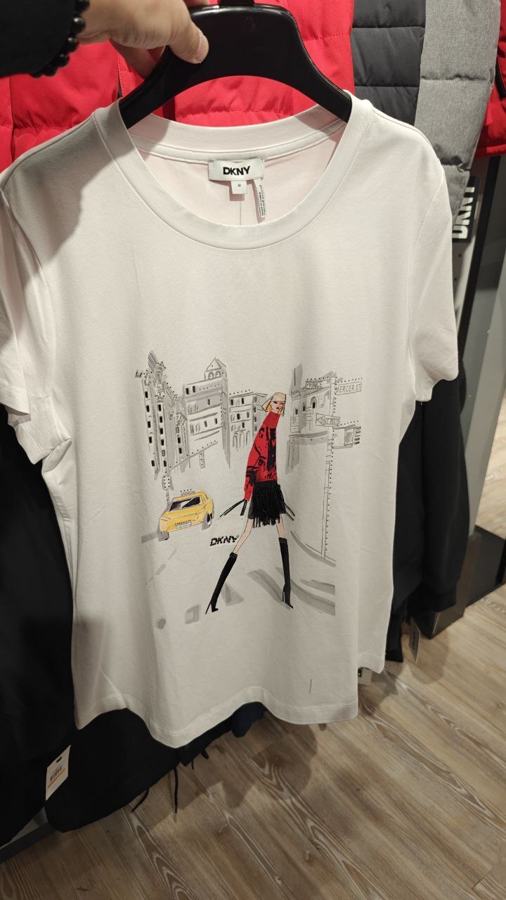 [U] DKNY WHITE S/S CAB CONVERSATIONAL T-SHIRT, P5MOEWNA-WHT (UD157)