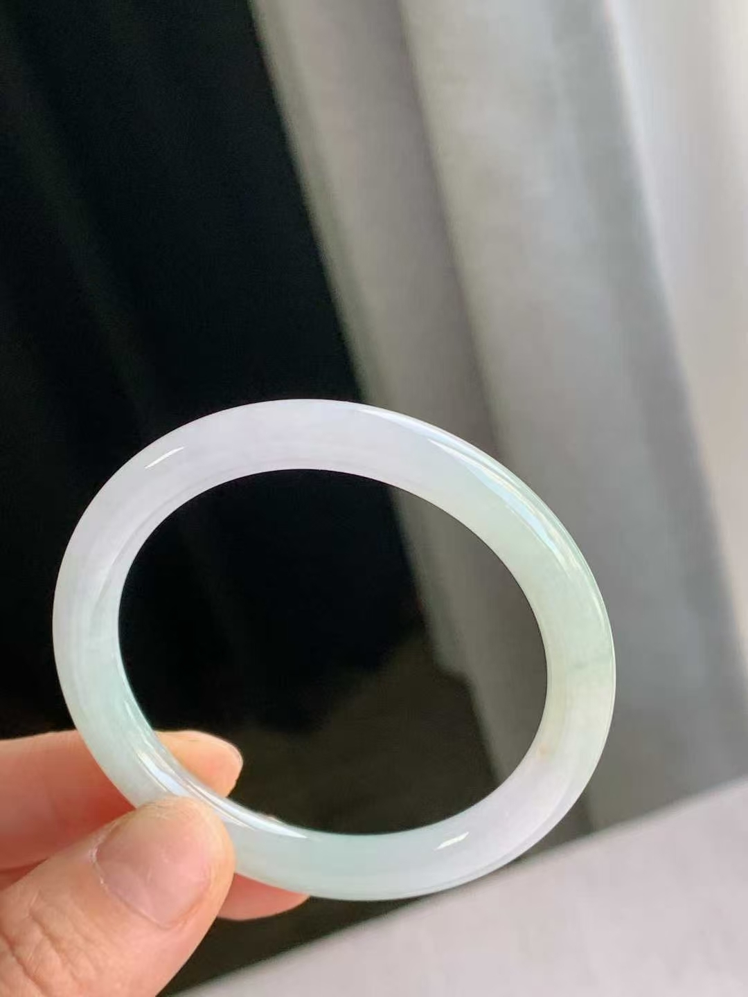 1215639 53mm翡翠淡春彩圓條手鐲 (52-54)