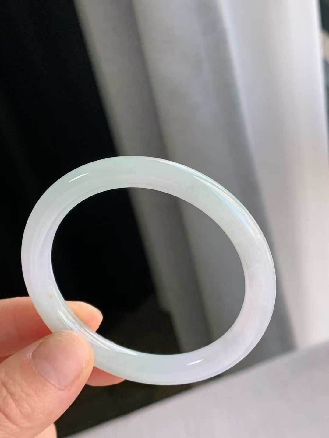 1215639 53mm翡翠淡春彩圓條手鐲 (52-54)