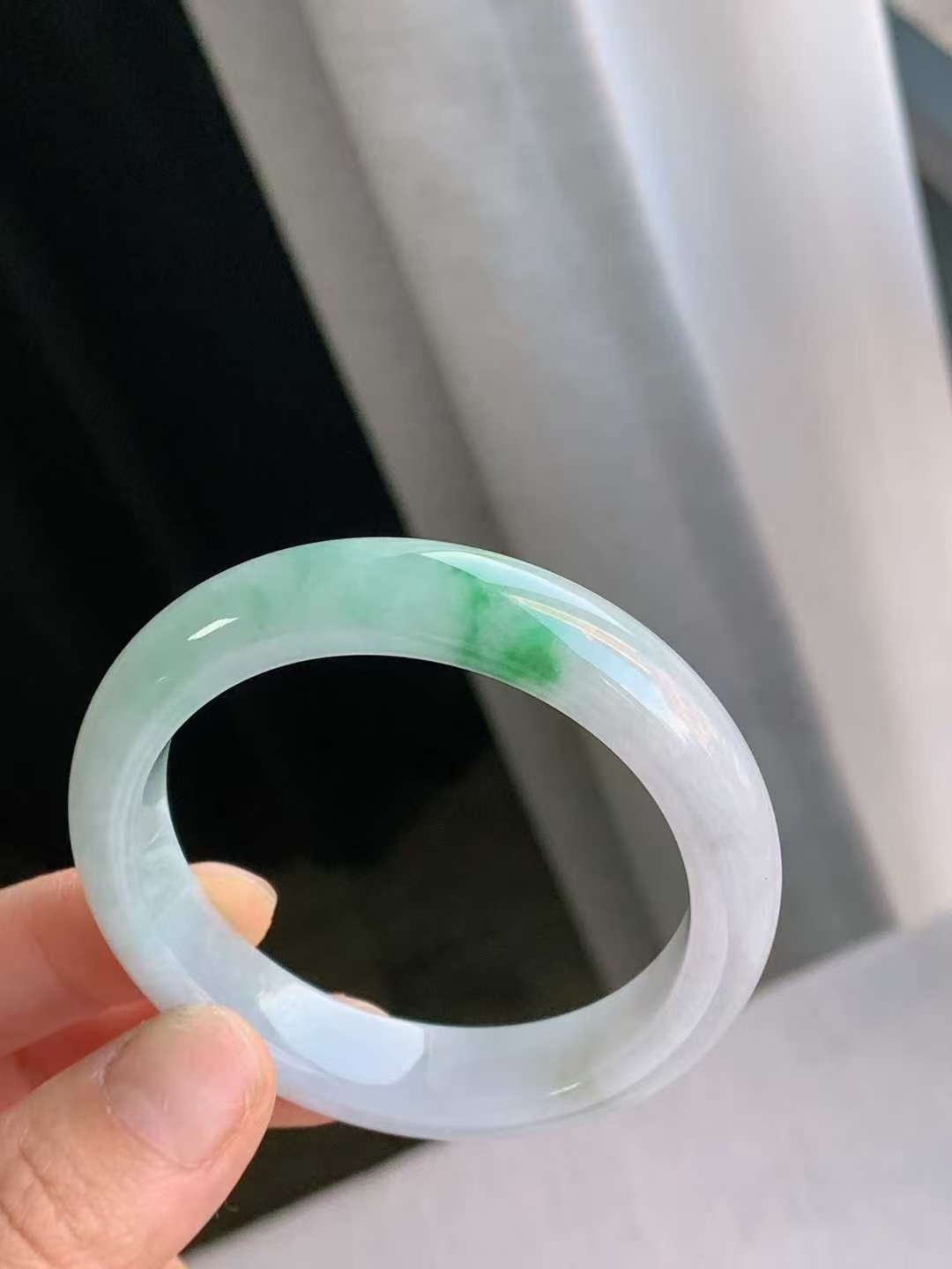 1215643 52.8mm翡翠白底青飄綠正圈手鐲 (52-54)