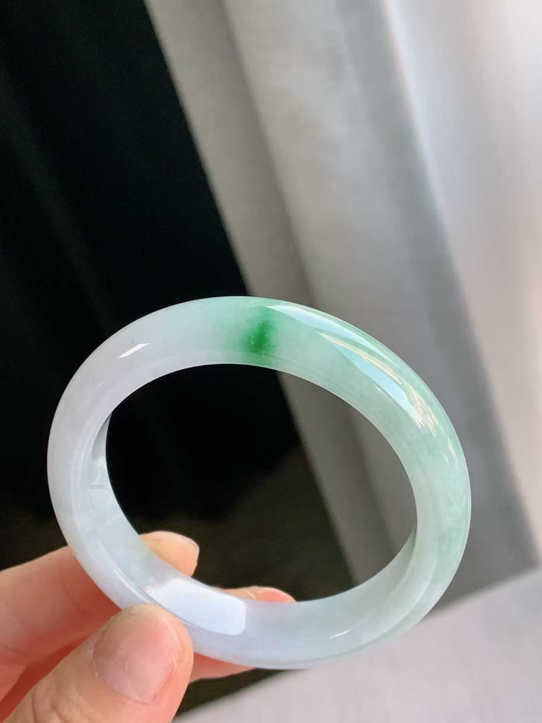 1215643 52.8mm翡翠白底青飄綠正圈手鐲 (52-54)