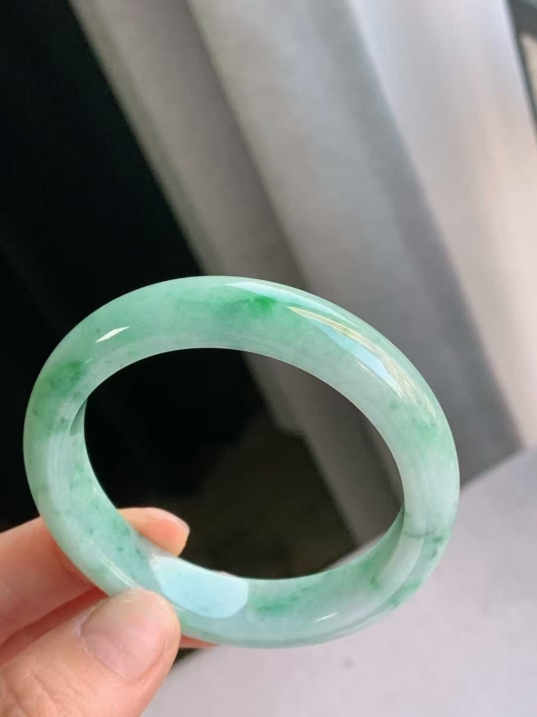 1215644 55.6mm翡翠飄綠正圈手鐲 (54-56)