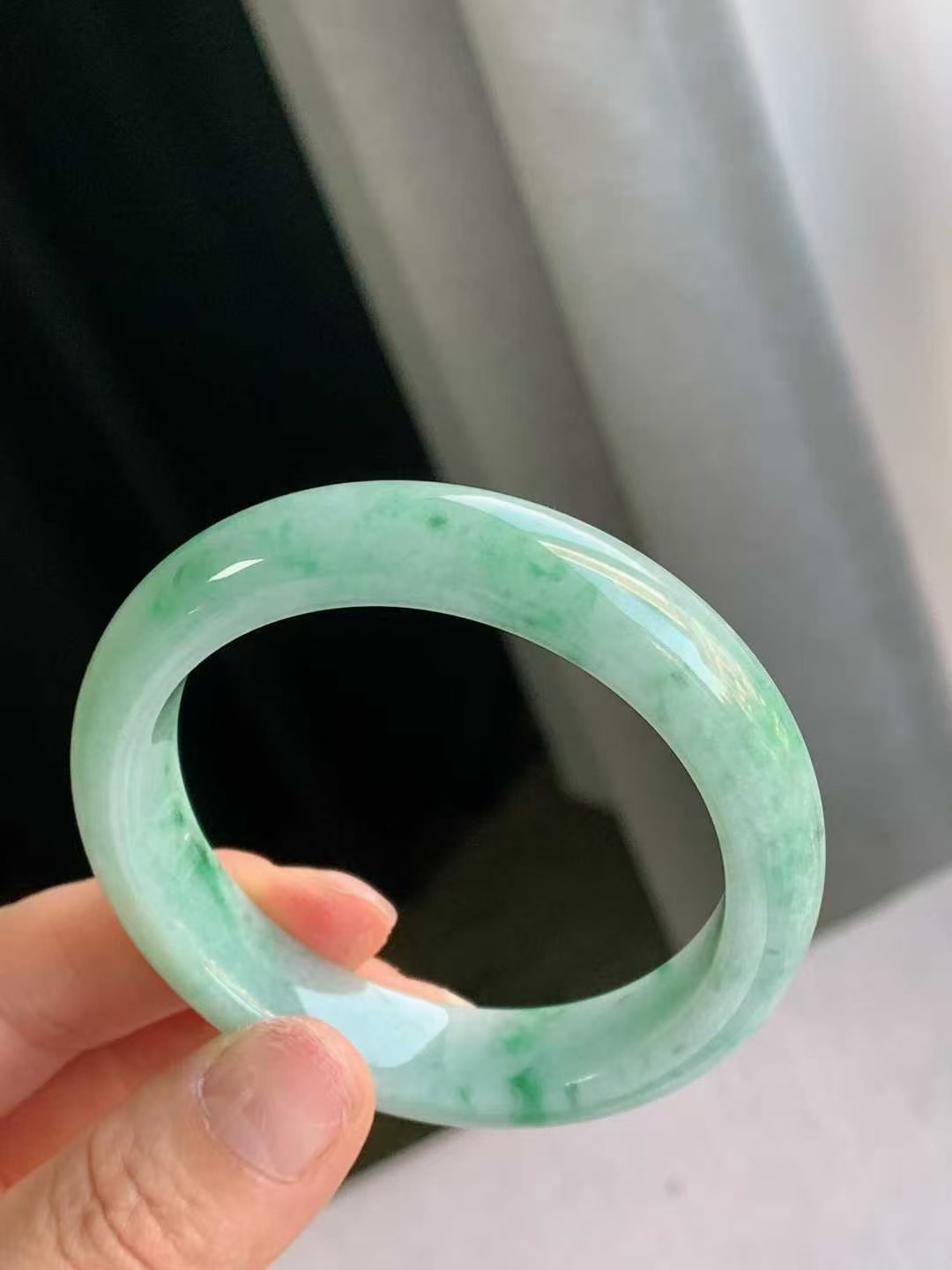 1215644 55.6mm翡翠飄綠正圈手鐲 (54-56)