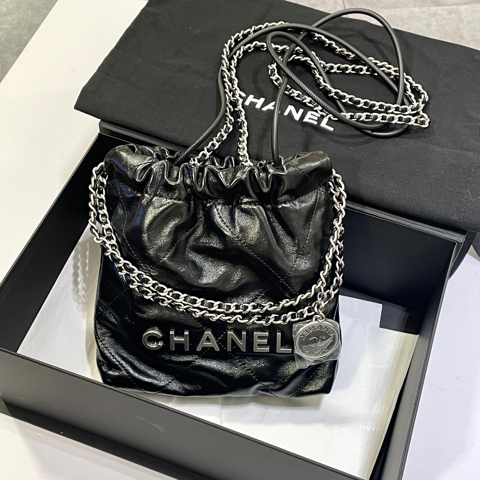 全新CHANEL 22B MINI 垃圾袋 AS3980 黑色銀扣亮面小牛皮 #兩年免費保養 #BRAND NEW #香榭站正品