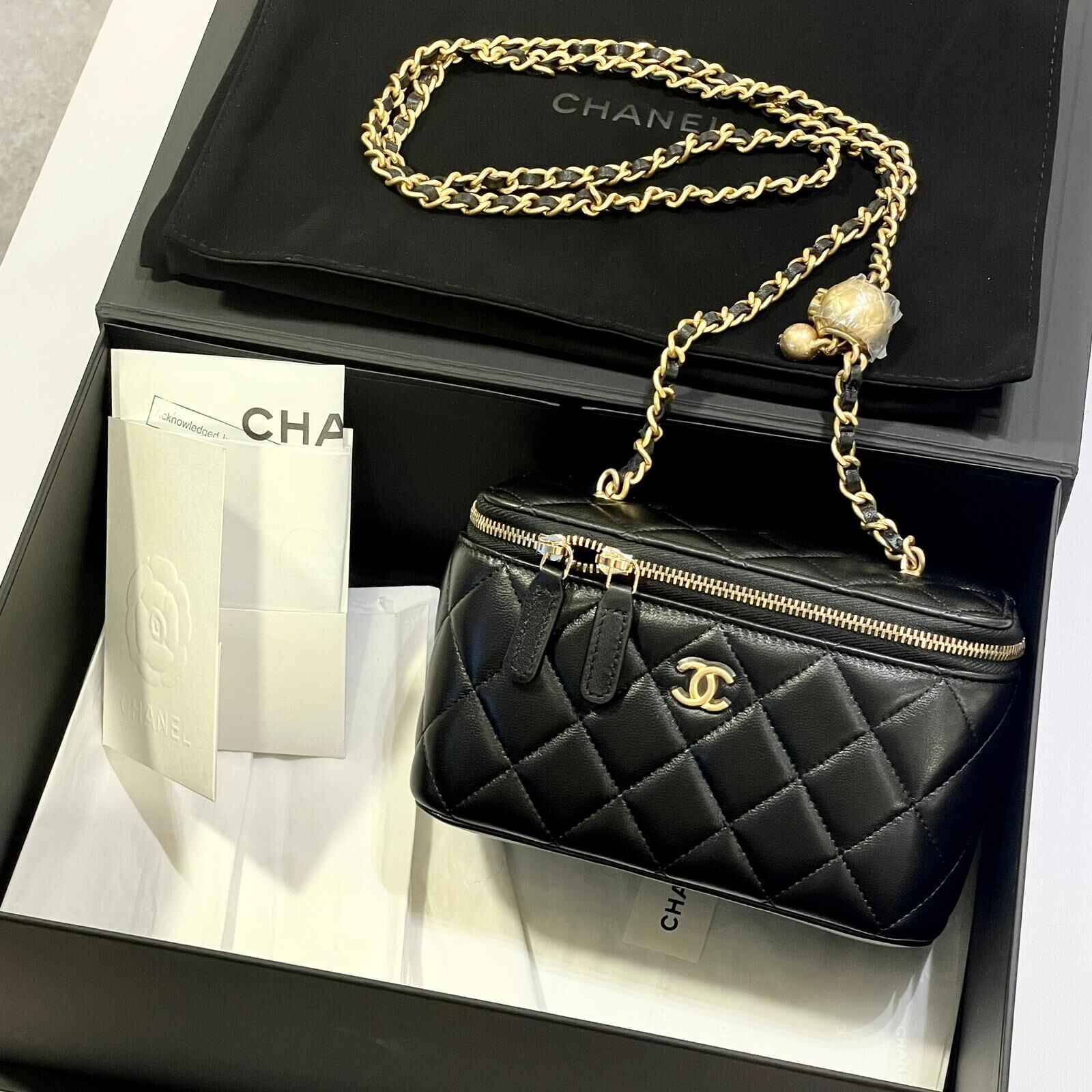 全新CHANEL長盒子 AP2303 黑色羊皮金波化妝鏡CC Logo底 晶片款 #金球鏈袋 #兩年免費保養 #BRAND NEW #香榭站正品