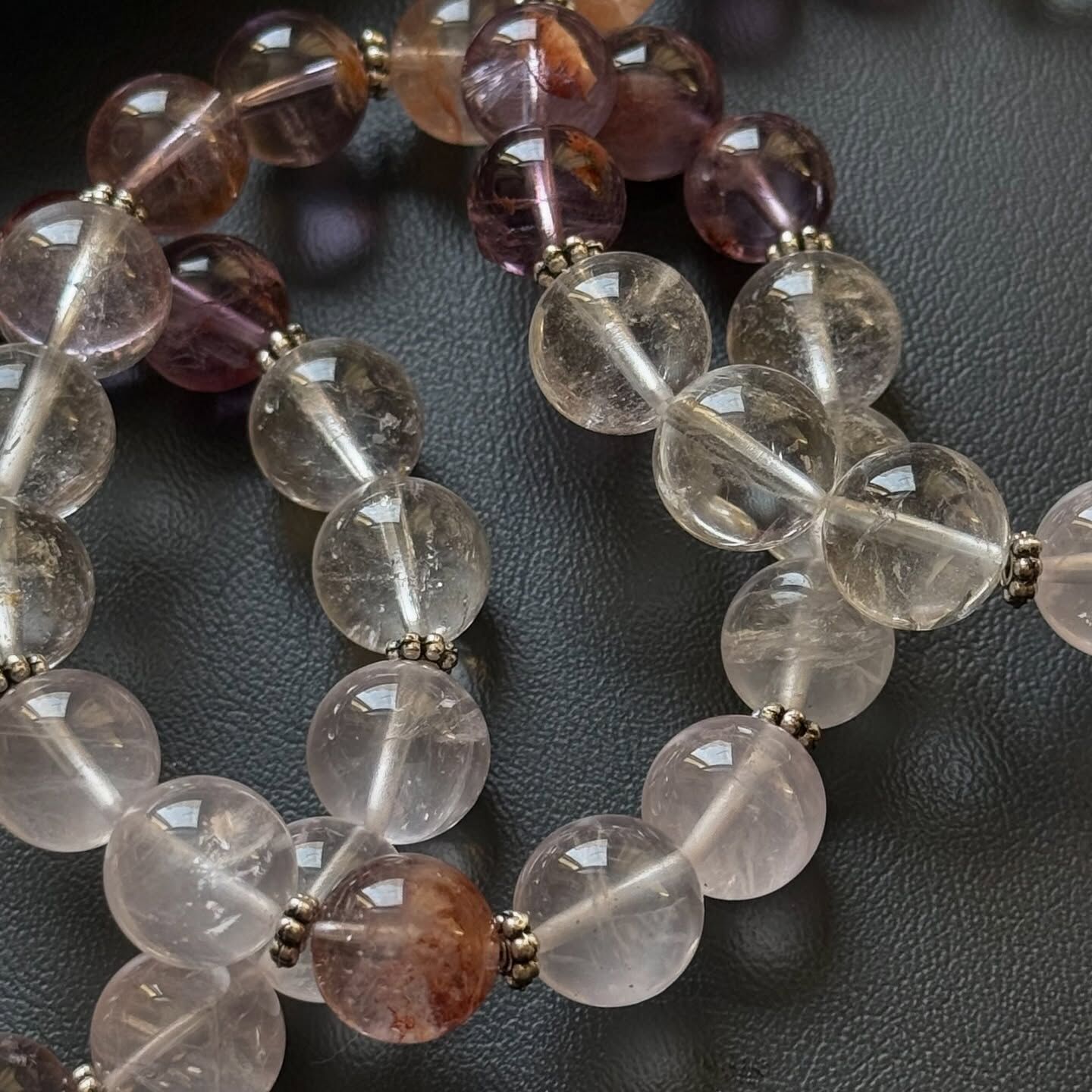 [原石] 紫幽靈水晶+星光粉晶+白水晶+骸骨紫晶 設計款手串