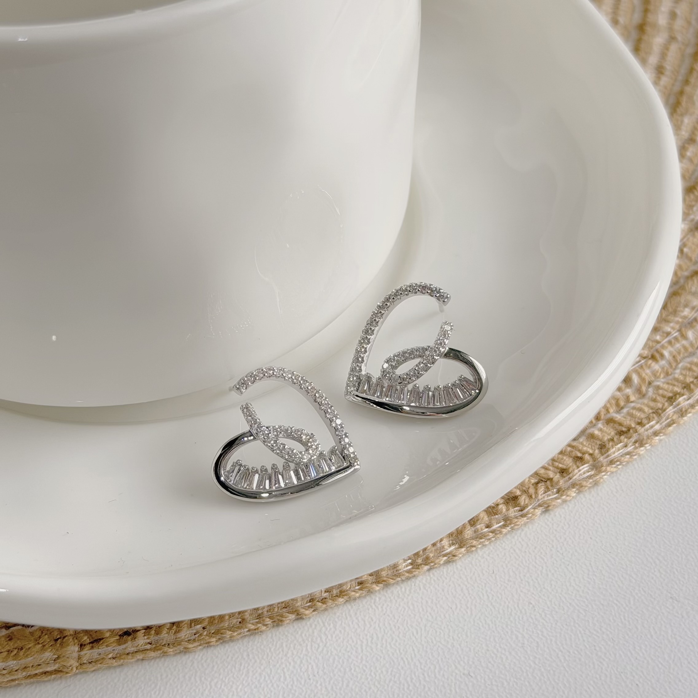 C364排鑽鋯石繞線交叉愛心耳針