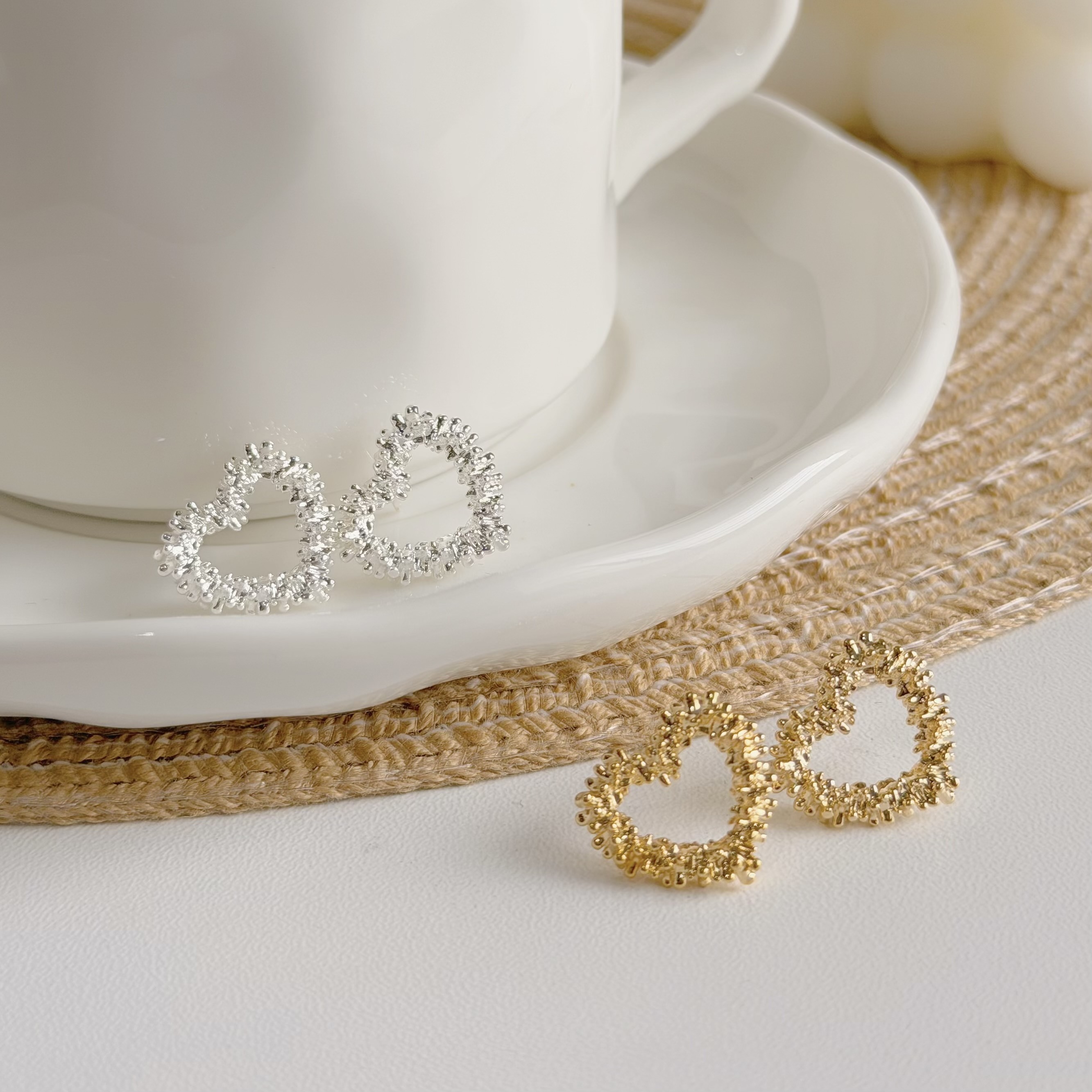 Z200雪花簍空愛心耳針