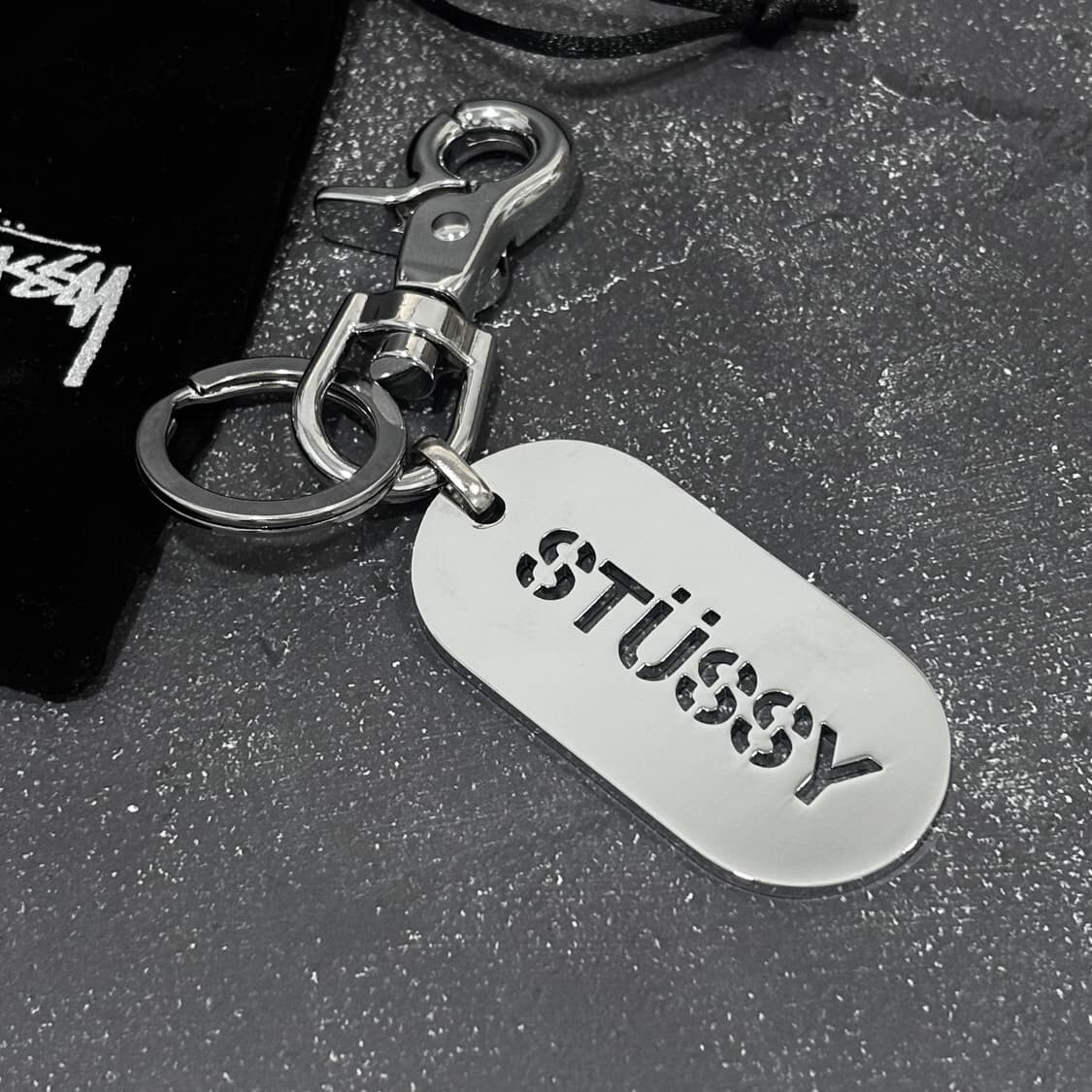 <現貨-經典絕版品補貨啦!!>STUSSY METAL TAG KEYCHAIN 經典 軍牌 簍空 字母 鑰匙圈 吊飾