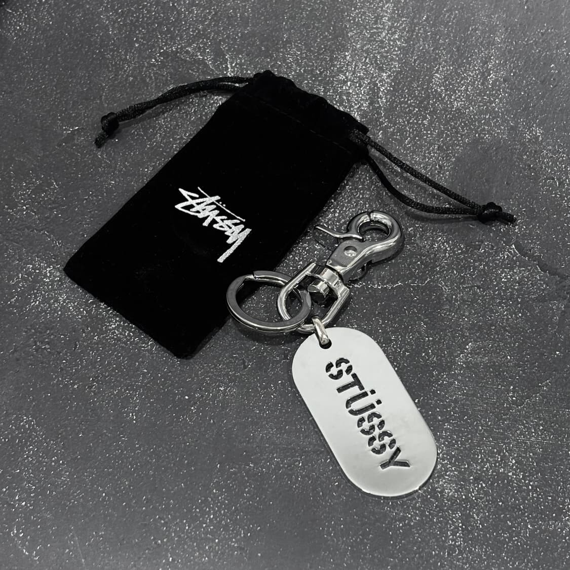<現貨-經典絕版品補貨啦!!>STUSSY METAL TAG KEYCHAIN 經典 軍牌 簍空 字母 鑰匙圈 吊飾