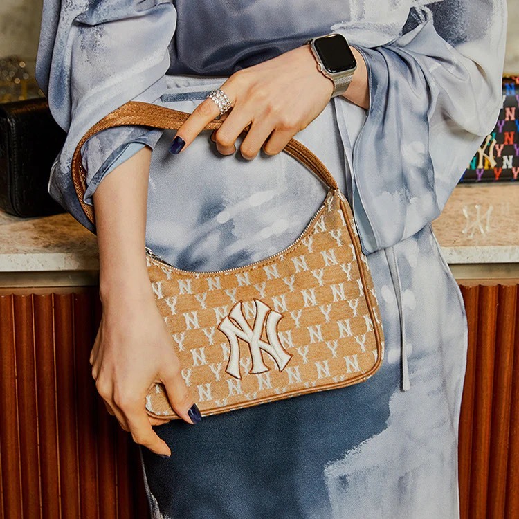 【Luxury】現貨特價 MLB NY 滿版肩背小包 手拿包 淺色手提包 經典字母包