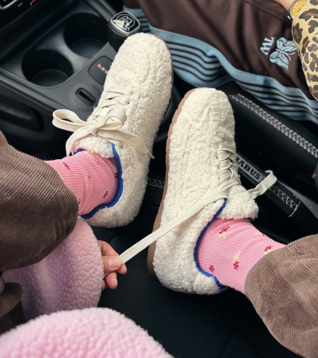 niko and ... 日本限定 毛茸茸 蓬鬆 溫暖 奶油色 巧克力色 運動鞋